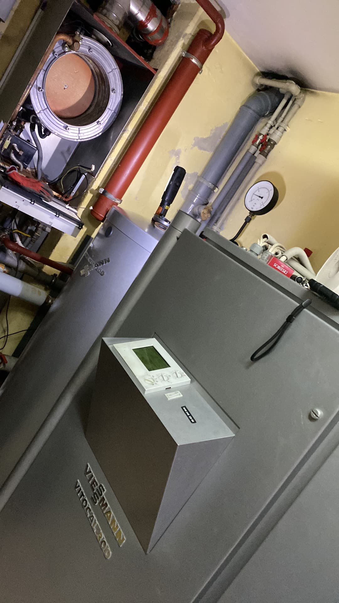 Jednostka zewnętrzna pompy ciepła Buderus zamontowana przy domu jednorodzinnym.