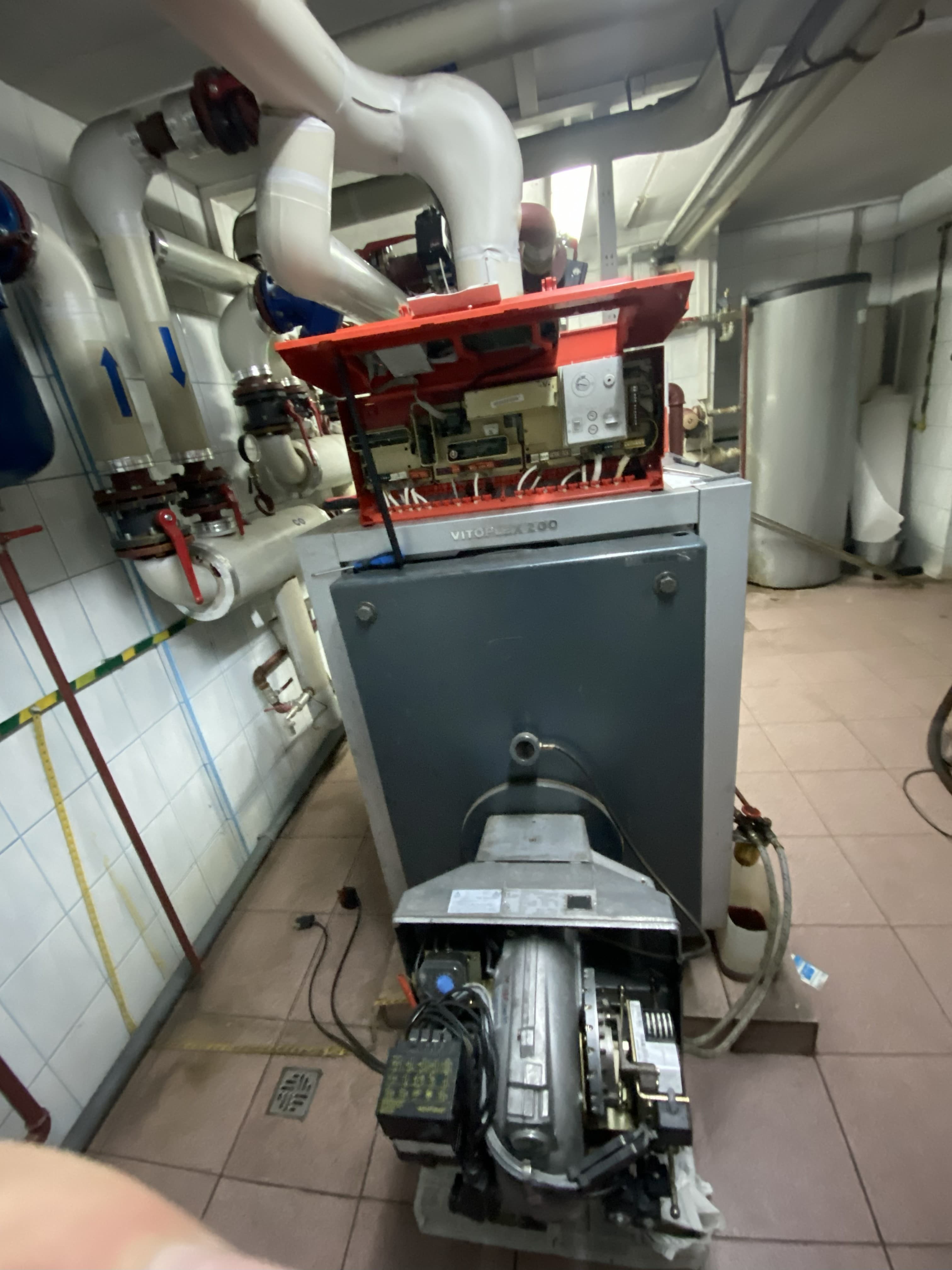 Jednostka wewnętrzna klimatyzacji zamontowana na ścianie w salonie