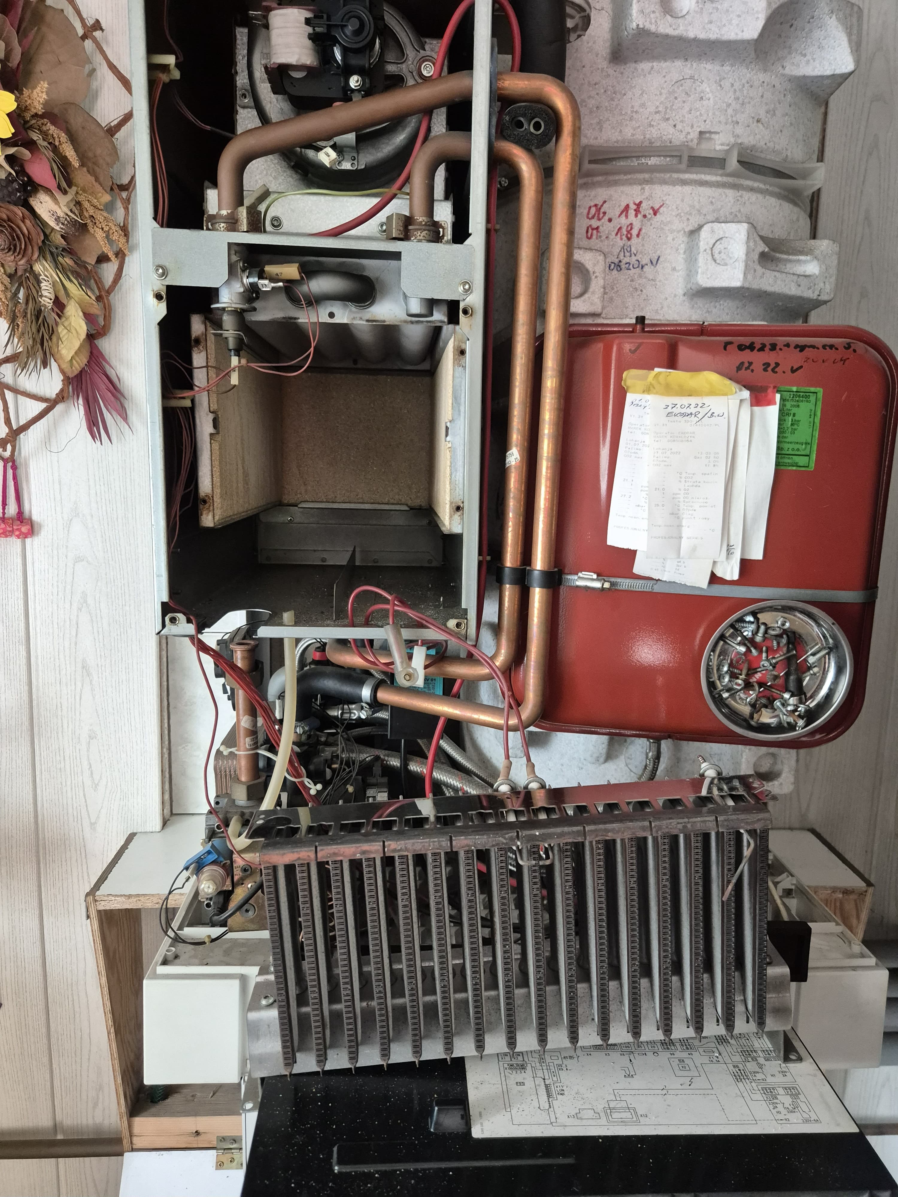 Kocioł gazowy kompaktowy Viessmann Vitodens 111 z zasobnikiem